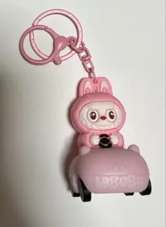 LABUBU 車に乗ったキャラクターキーホルダー