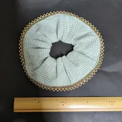 緑と白のチェック柄シュシュ