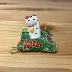 ミニミニまねきねこ白　2㎝