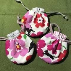 【セール】まんまる巾着ミニ　ハンドメイド　花柄と黒猫の巾着袋3個セット