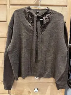 美品　45R/45rpm Vネック ニット　ウール　２　コサージュ