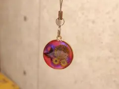 蝶と歯車がモチーフのストラップ