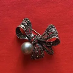 リボン型ブローチ パール風グレーパーツ装飾　シルバーベース　プレゼント