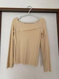 ベージュ オフショルダー 長袖ニット