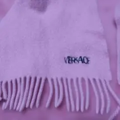 ヴェルサーチ ペールピンク フリースマフラー フリンジ付き