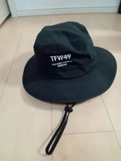 TFW49 バケットハット ブラック TFW49 - TFW49 BAGUETTE HAT／オーガニックコットン 刺繍ロゴ バケット