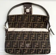 ●美品● FENDI フェンディ　ワンショルダーバッグ　マンマバケット　ズッカ柄