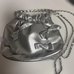 リボン付きシルバーショルダーバッグ