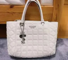 GUESS ホワイト キルティング ハンドバッグ
