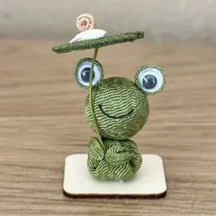 葉っぱの傘のカエルさん＊ちりめん細工｜梅雨のミニ飾りのサムネイル