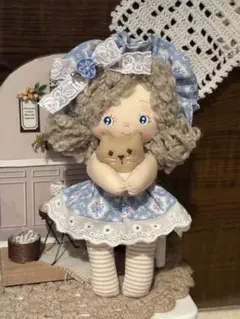 ミニ猫ちゃんを抱っこした小さなカントリードールちゃん　ハンドメイド