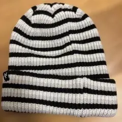 グレーと黒のストライプニット帽