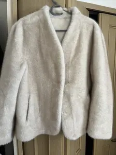 ベージュ ミンク風のフェイクファーアウター