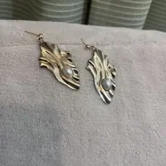 波状デザイン ゴールドピアス パール付き