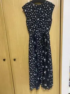 ノエラ　花柄　ブラック　ワンピース　ノースリーブ　M