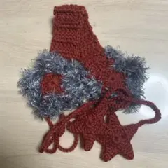 赤色と銀色の編み物耳あて　イヤーマフ