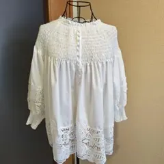 レーストリム付きホワイトシャツ