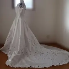 大きめホワイト 花柄刺繍 ウェディングドレス