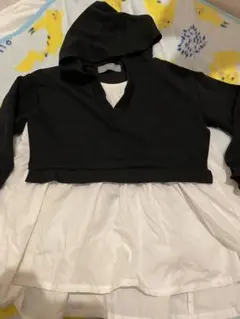 黒いフード付きクロップドパーカー