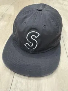 Supreme Sロゴ ベースボールキャップ 黒 - メルカリ