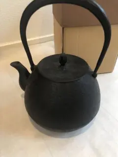 新品、共箱、栞付　南部盛岡釜定工房 三代目 宮 伸穂作　南部鉄瓶　南部鉄器　鉄瓶 新品、共箱、栞付 南部盛岡釜定工房 三代目 宮 伸穂作 南部鉄瓶