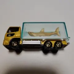 非売品　トミカ　金色サメ運搬トラック