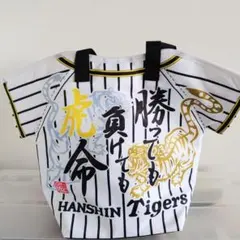 新品未使用　阪神タイガース ユニフォーム型 保冷バッグのサムネイル