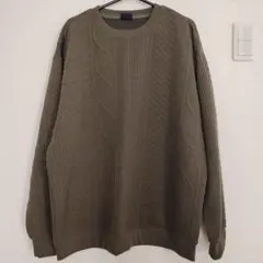 オリーブ色 ケーブルニット セーター