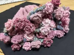 カラフルな編み物のブーケブランケット