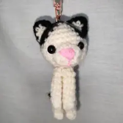 あみぐるみ　ハチワレ(黒)猫のキーホルダー