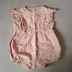 くすみピンク フリル付　刺繍ロンパース　70　ノースリーブ