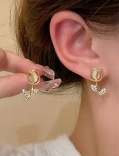 チューリップの花モチーフピアス　可愛い　お洒落　個性的　カジュアル　新品　未使用