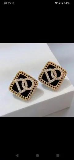 Diorモチーフピアス