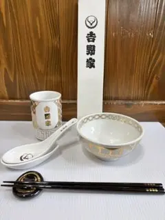 吉野家 茶碗・湯呑み・箸・レンゲセット 金柄のサムネイル