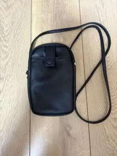 黒い合成皮革スマホショルダーバッグ