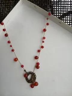 赤い天然石の鳥モチーフ付きのネックレス