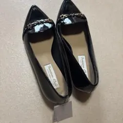 黒のポインテッドトゥシューズ