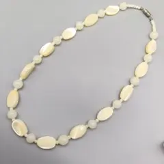 天然白蝶貝やシェルビーズアイボリーとゴールドヴィンテージ・シェル 