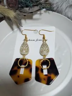 ピアス　(大きめ)　アクリルアンティーク調雫&べっ甲調抜パネルチャーム