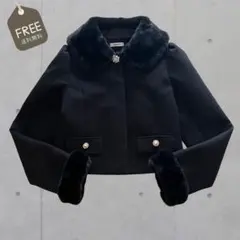 美品 イング ノーカラーショートコート 黒 ファーとビジューブローチつきのサムネイル