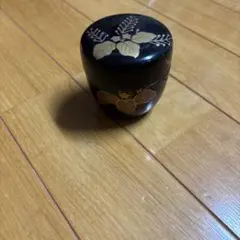 値下げ！黒い棗 金色の葉のデザイン　茶道具　棗　なつめ　お茶　抹茶　茶道