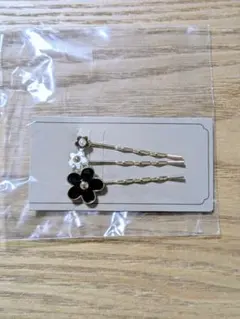 黒と白の花デザイン ヘアピン 3本セット
