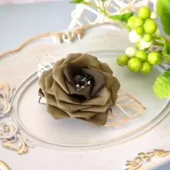 つまみ細工　バラのコサージュ　カーキ　シルバーリーフ　結婚式　入学式　卒業式