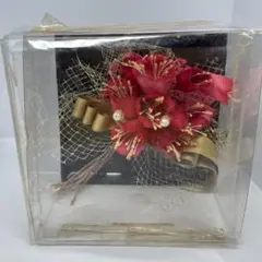 赤い花と金色リボンのコサージュ（パール付き） 安全ピン付き