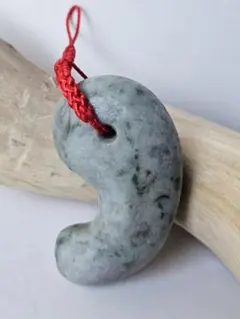 糸魚川産原石翡翠勾玉　　　勾玉から感じる•P.E.S.石