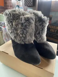 ファー付きブラックショートブーツ
