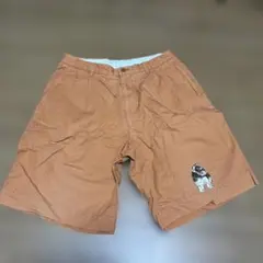 オレンジ色の犬刺繍ショートパンツ
