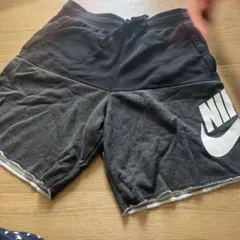 Nike ショートパンツ 黒と灰色 ロゴ入り 後ろポケット付き