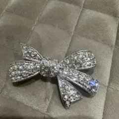 Rene クリスタルリボンブローチ