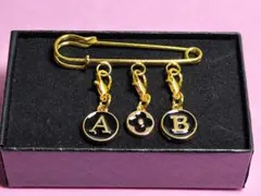 ゴールド アルファベットチャーム ブローチ 商品番号「HB」